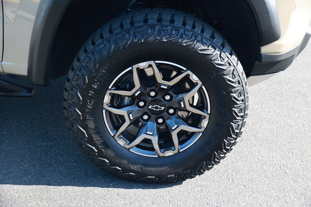 Used 2024 Chevrolet Colorado ZR2 w/ Technology Package AWD/4WD image 8