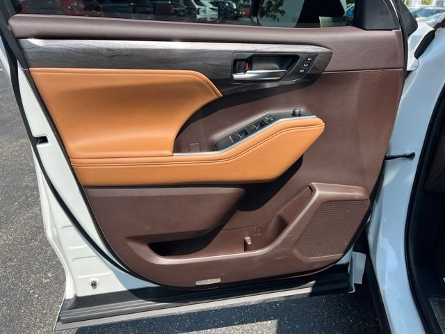 Used 2022 Toyota Highlander Platinum AWD/4WD image 26