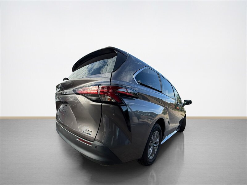 Used 2021 Toyota Sienna XLE w/ XLE Plus Package FWD image 5