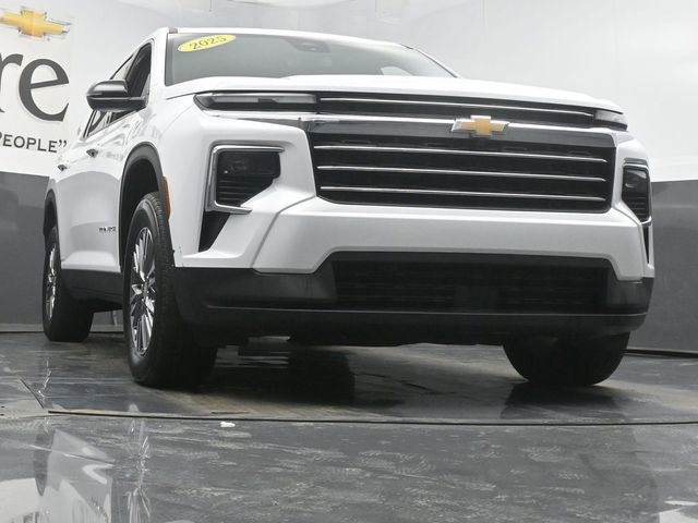 Used 2025 Chevrolet Traverse LT image 3