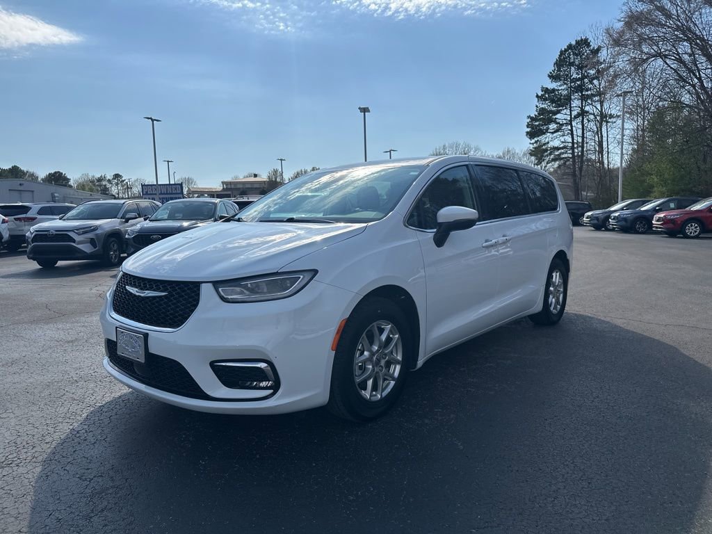 Used 2023 Chrysler Pacifica Touring-L FWD image 7