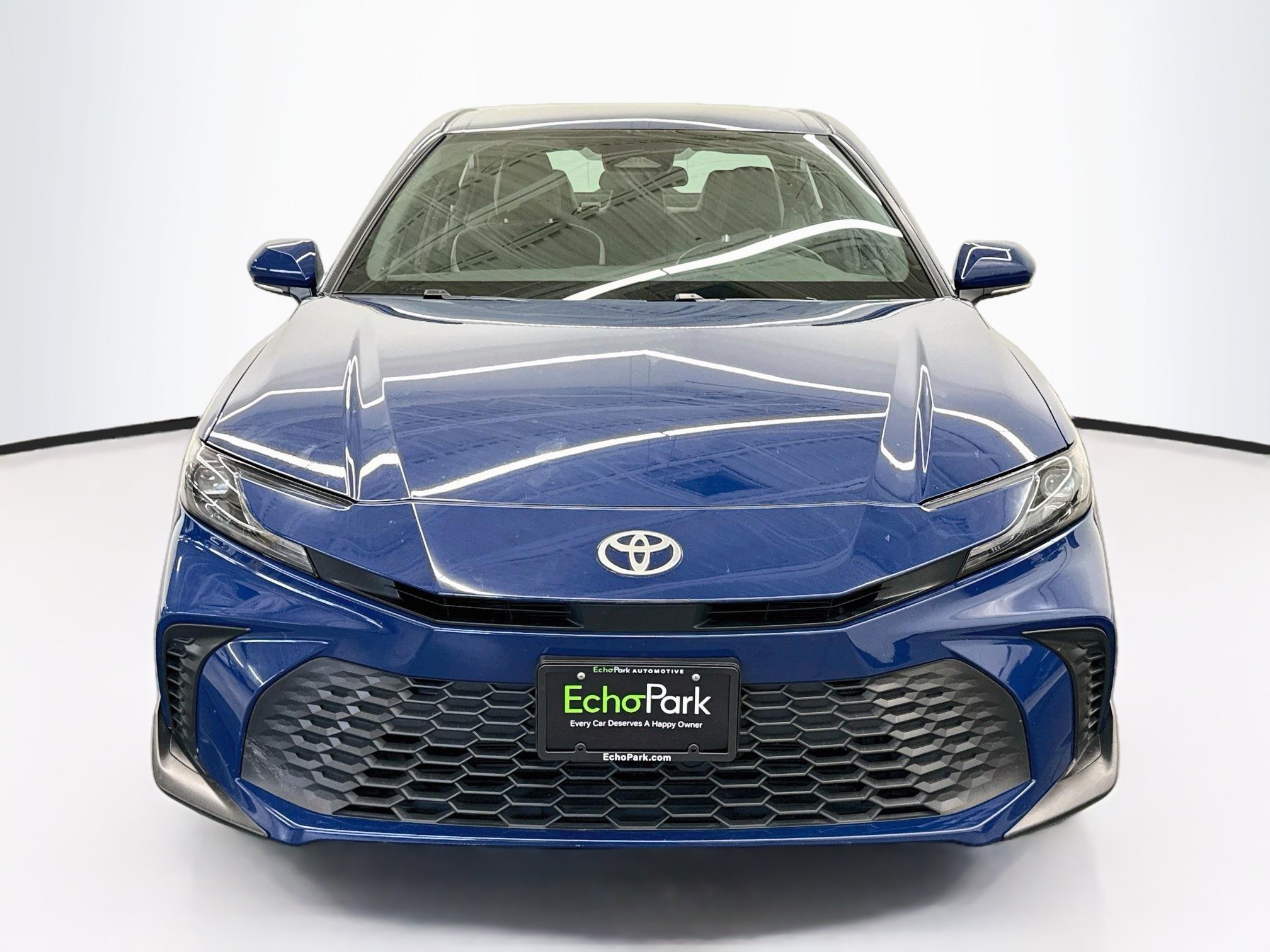 Used 2025 Toyota Camry SE FWD image 2