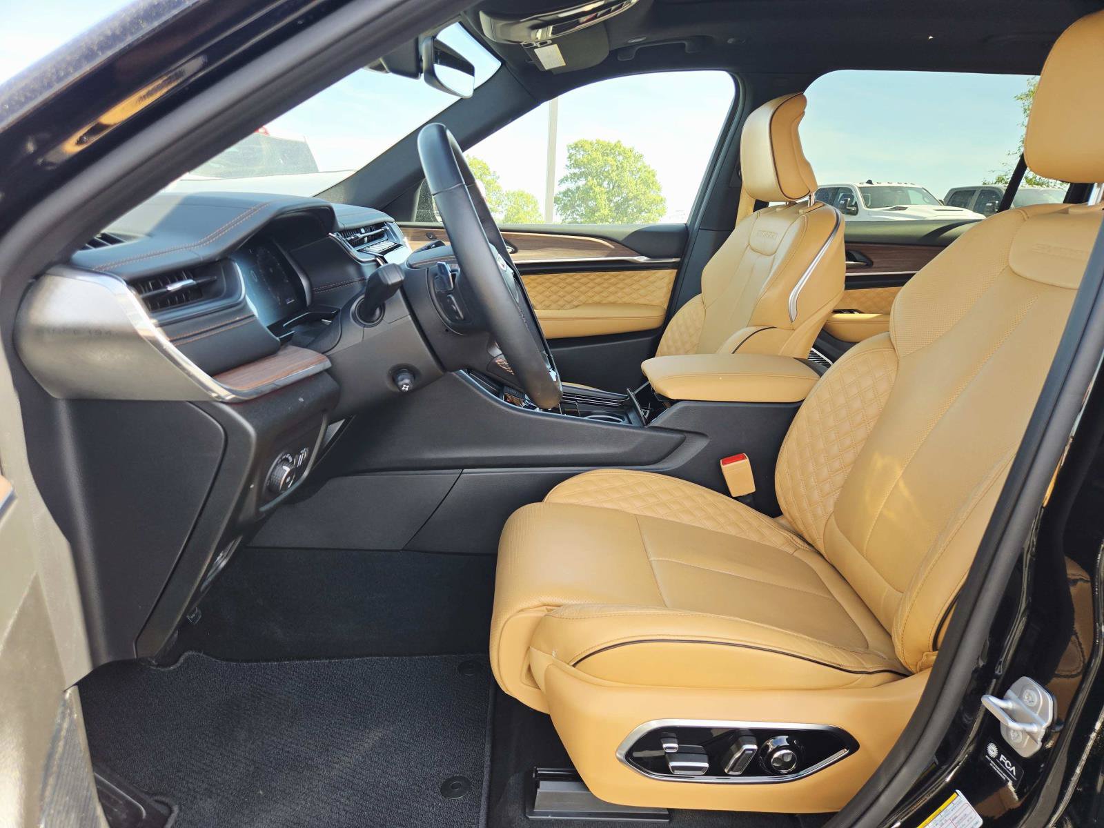 Used 2025 Jeep Grand Cherokee L Summit w/ Obsidian Package AWD/4WD image 13