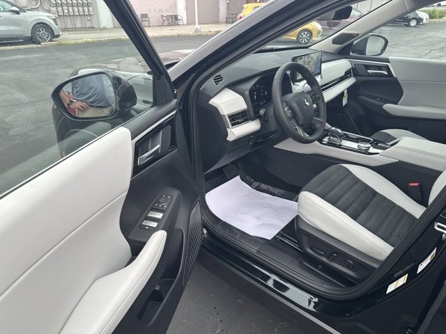 New 2025 Mitsubishi Outlander AWD image 12