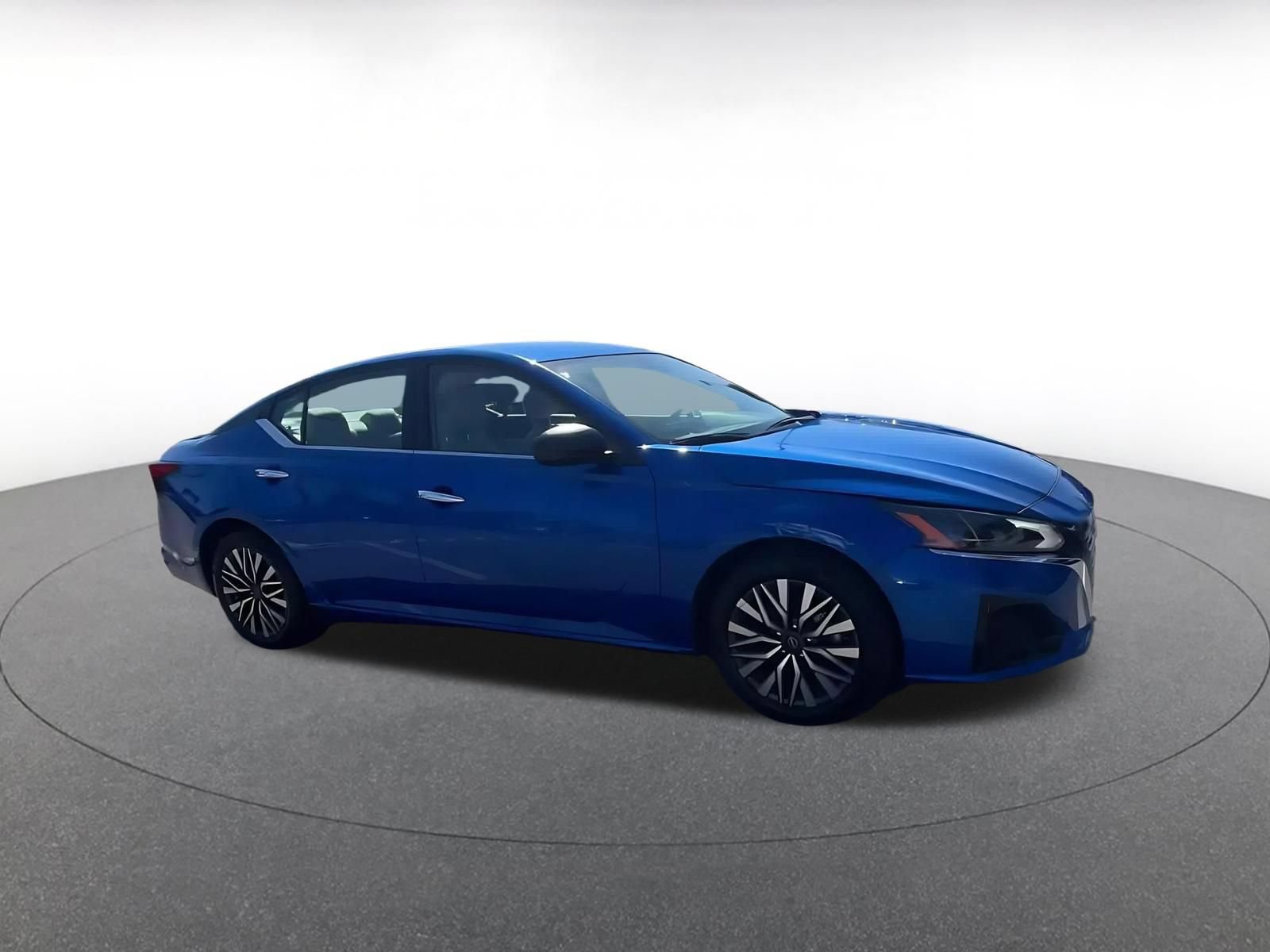 Used 2025 Nissan Altima 2.5 SV FWD image 2