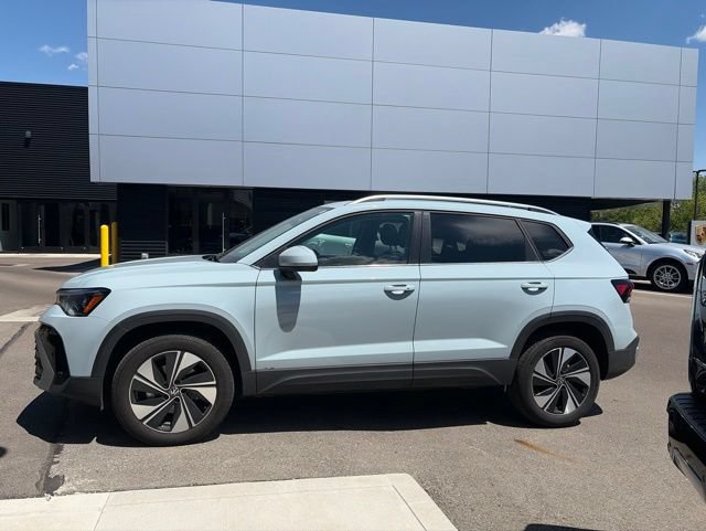 Used 2025 Volkswagen Taos SE w/ Panoramic Sunroof Package AWD/4WD image 7