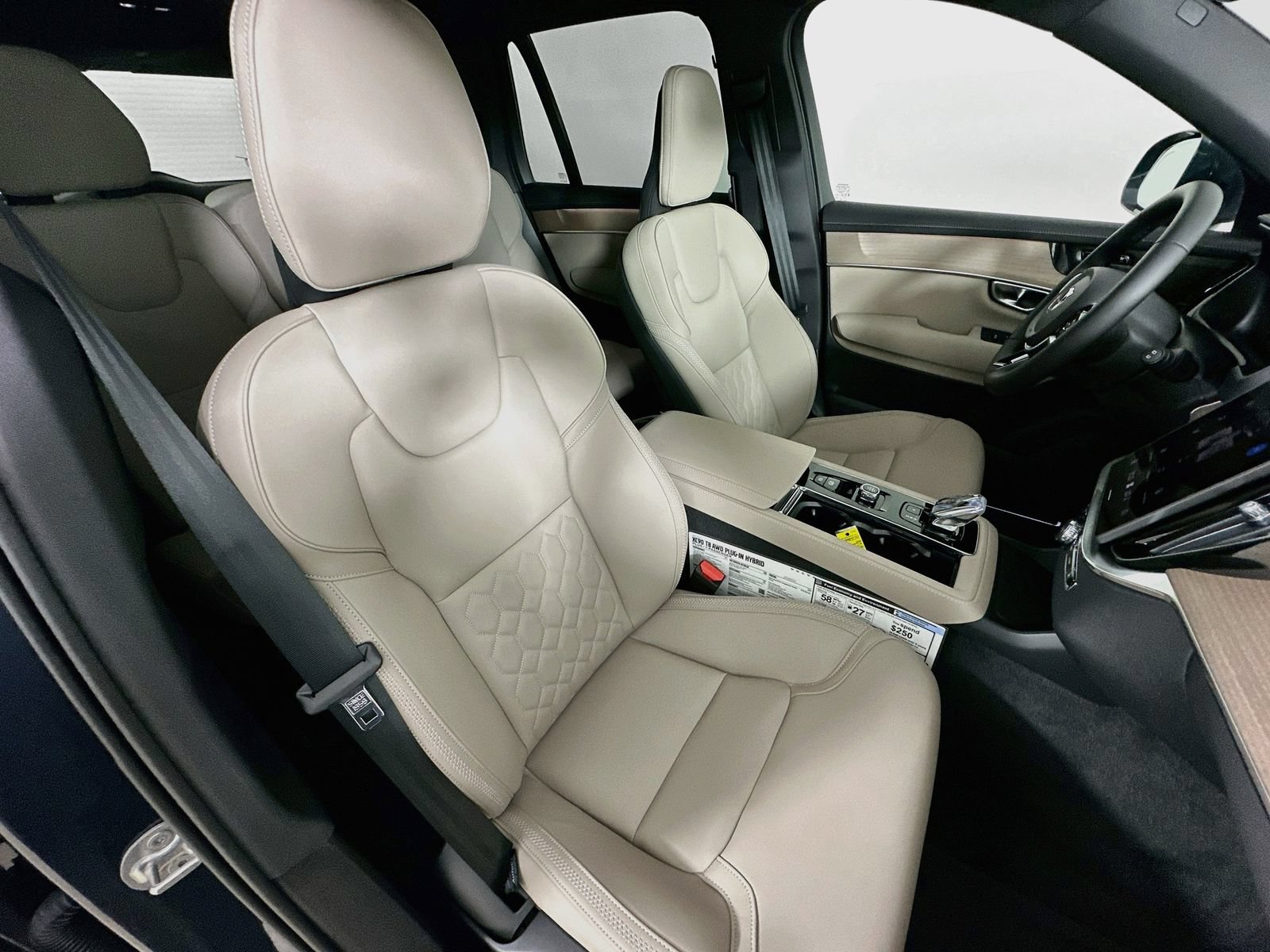 New 2026 Volvo XC90 T8 Plus w/ Protection Package Premier AWD/4WD image 44