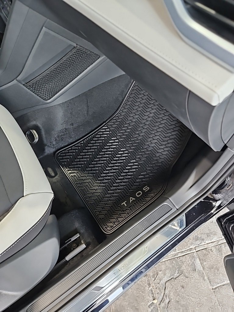 New 2026 Volkswagen Taos SE image 14