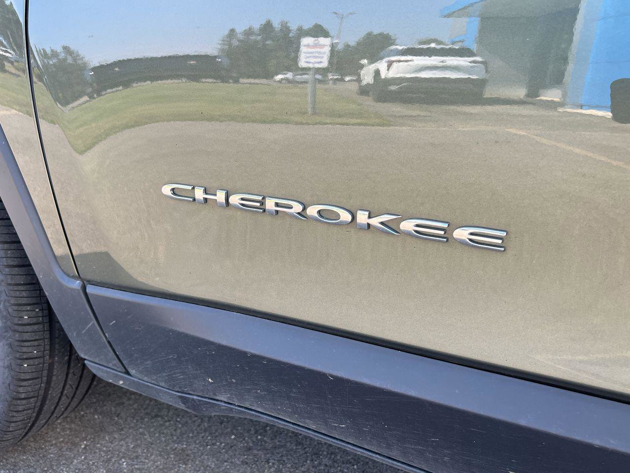 Used 2019 Jeep Cherokee Limited image 31