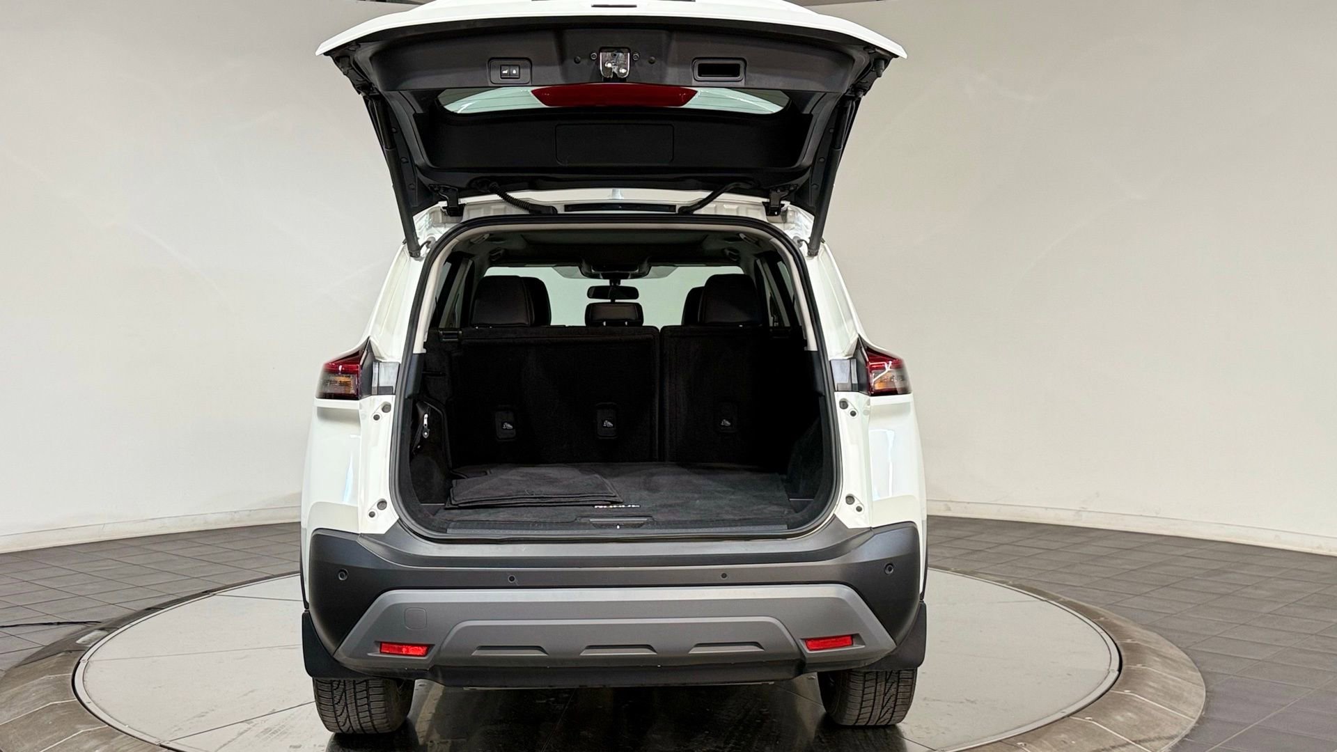 Used 2023 Nissan Rogue SV w/ SV Premium B Package image 27