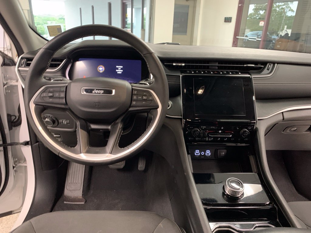 Used 2023 Jeep Grand Cherokee Laredo w/ Luxury Tech Group I AWD/4WD image 9