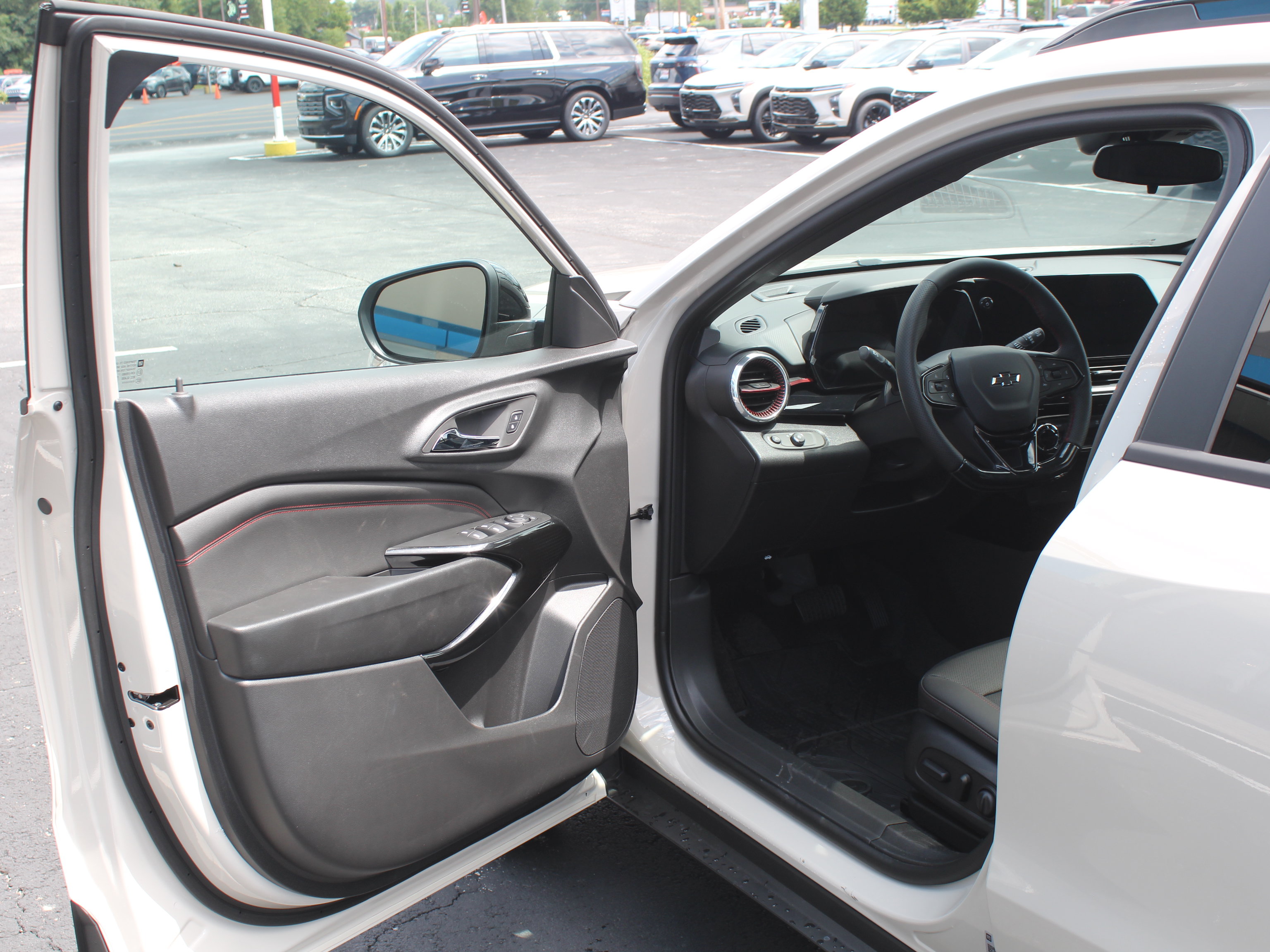 New 2026 Chevrolet Trax RS w/ Sunroof Package FWD image 8