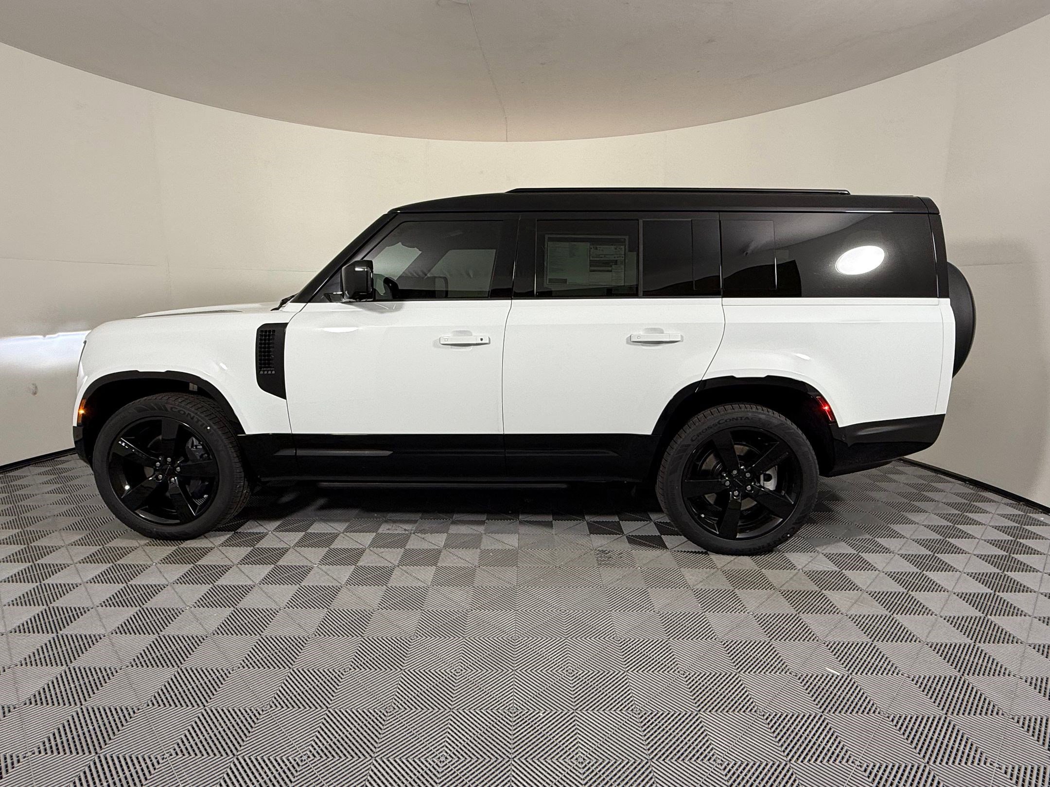 New 2026 Land Rover Defender 130 X-Dynamic SE image 2