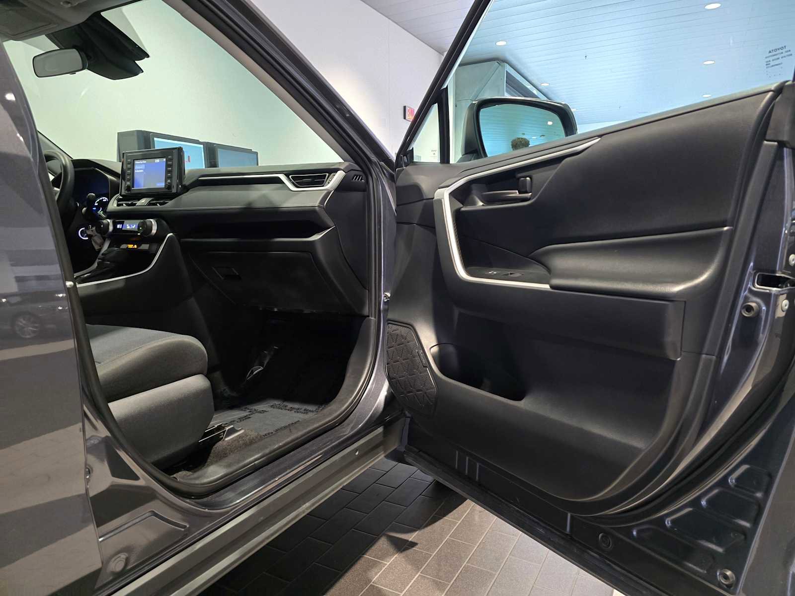 Used 2019 Toyota RAV4 LE image 12