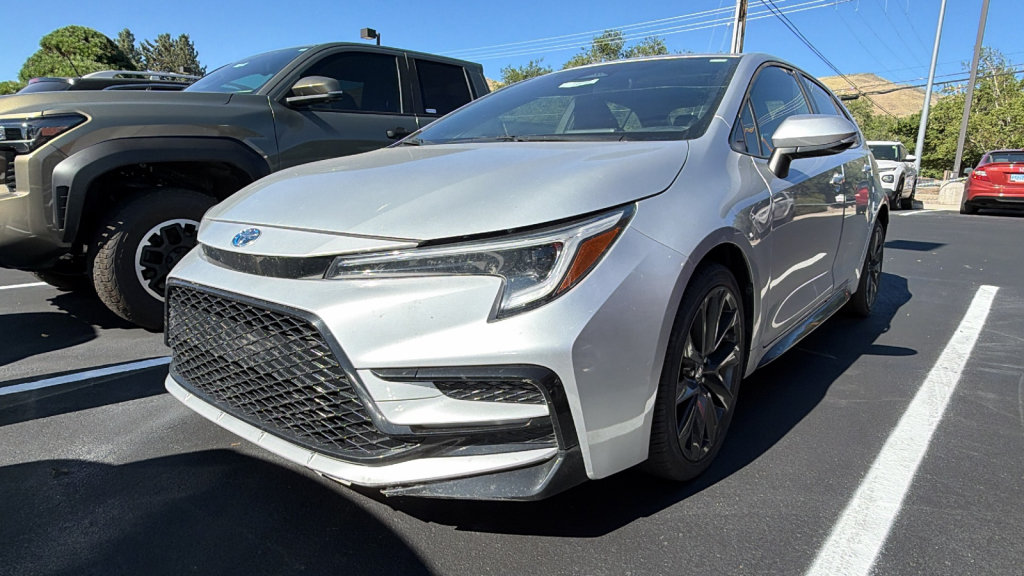 Used 2023 Toyota Corolla SE w/ SE Package FWD image 4