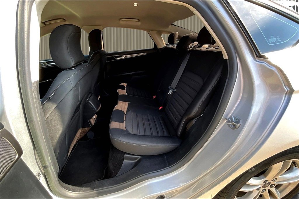 Used 2018 Ford Fusion SE image 26