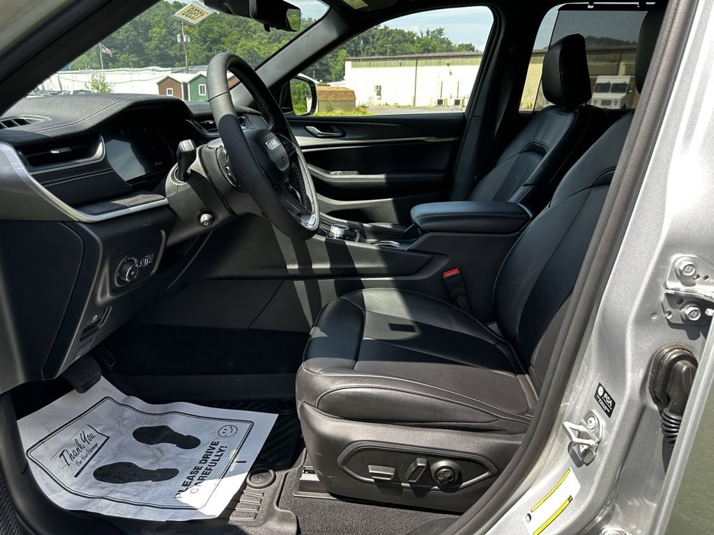 Used 2025 Jeep Grand Cherokee Limited w/ Luxury Tech Group II image 8