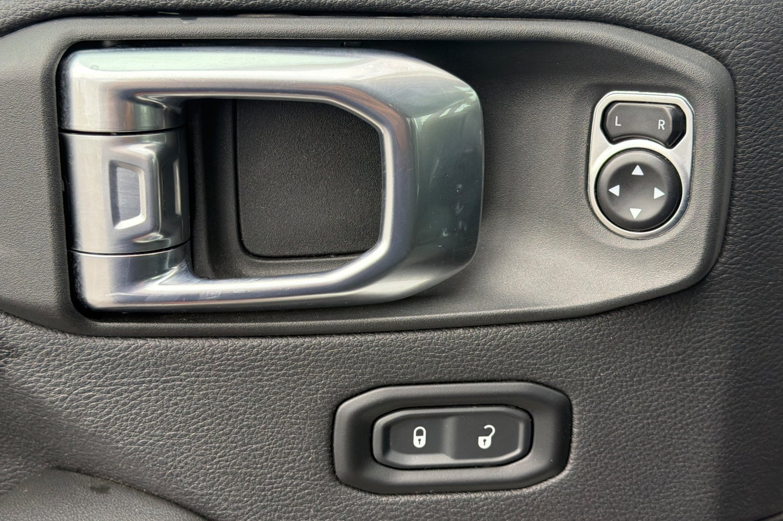 Used 2024 Jeep Wrangler Unlimited Sahara AWD/4WD image 14