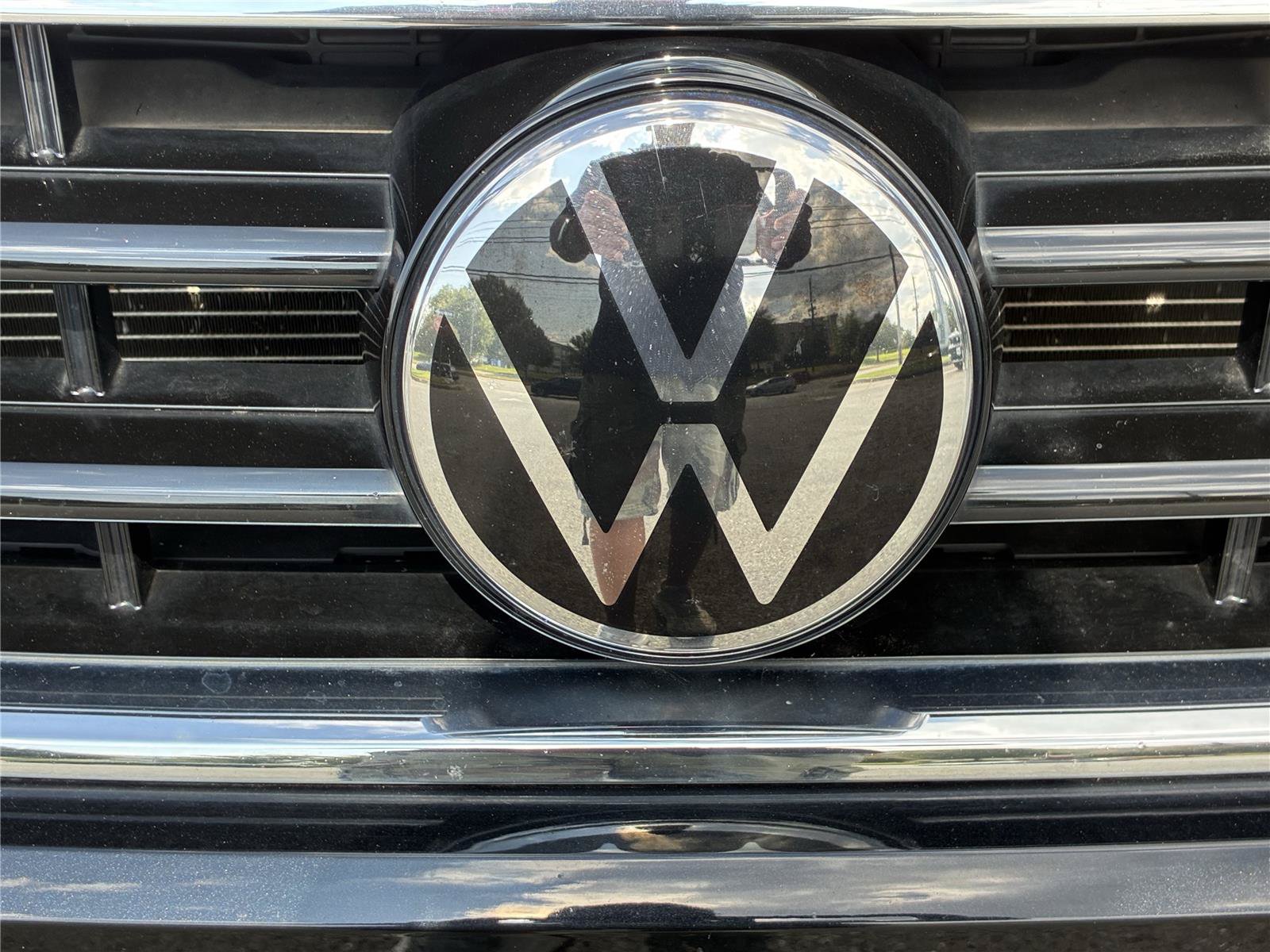 Used 2023 Volkswagen Tiguan SE R-Line FWD image 9