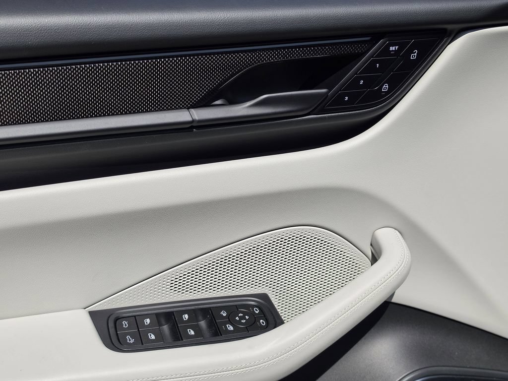 Certified 2025 Porsche Macan Turbo Electric AWD/4WD image 14