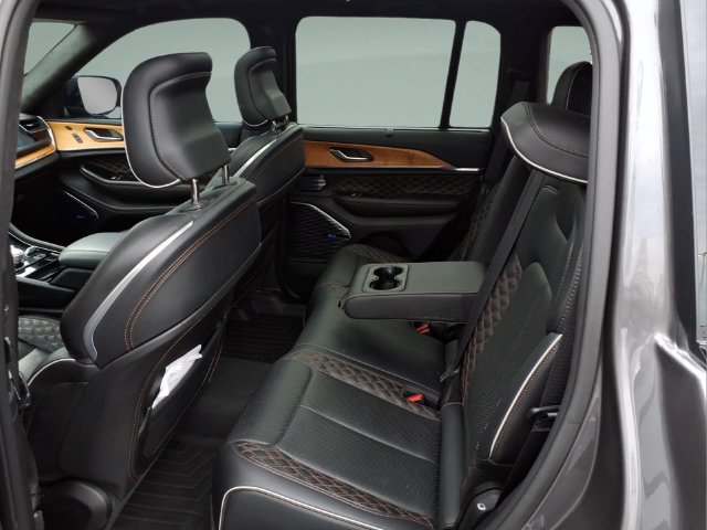 Used 2023 Jeep Grand Cherokee Summit AWD/4WD image 31