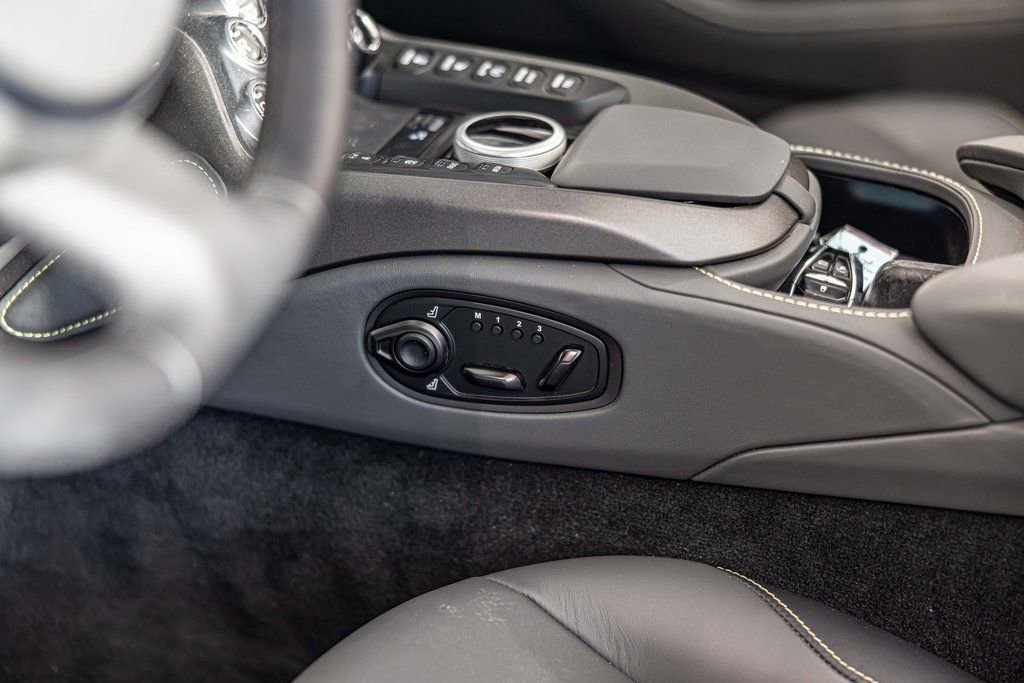 Used 2023 Aston Martin V8 Vantage Roadster image 19