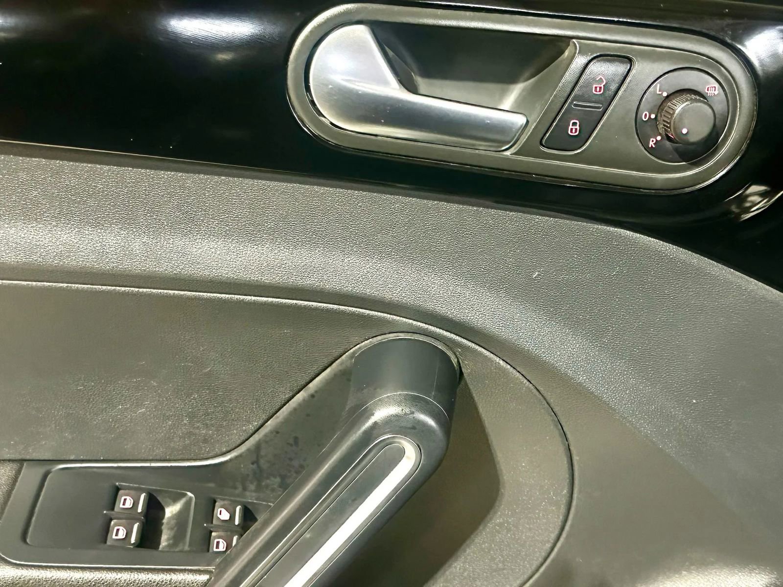 Used 2013 Volkswagen Beetle 2.0T image 33