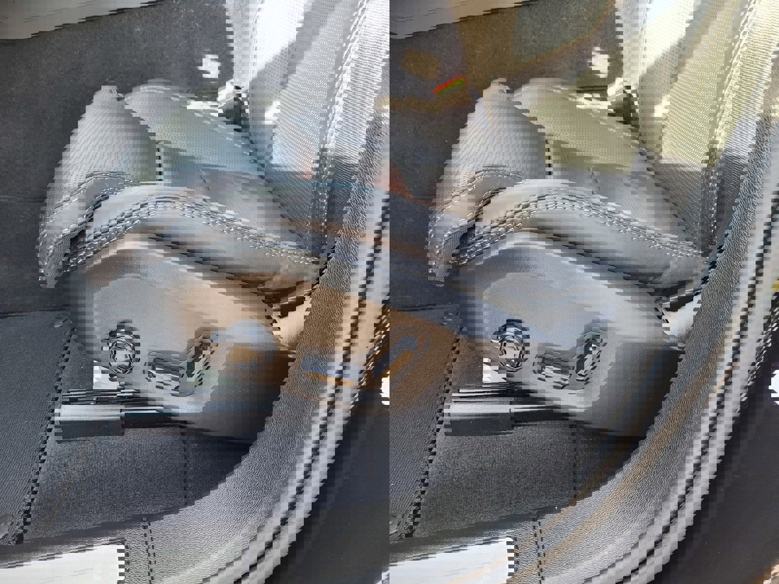 Certified 2024 Volvo XC60 T8 Ultimate w/ Protection Package Premier image 14