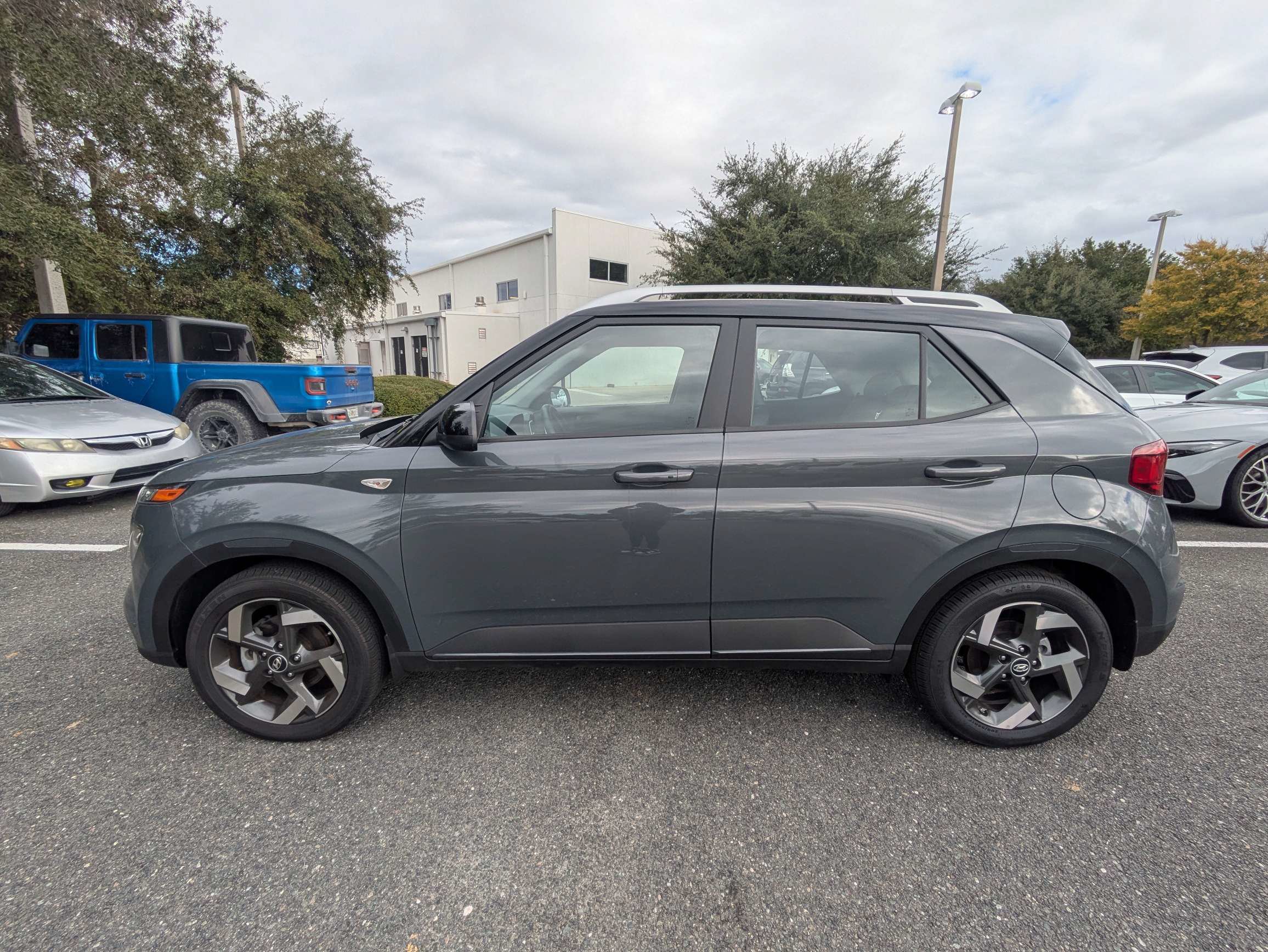 Used 2026 Hyundai Venue SEL FWD image 6
