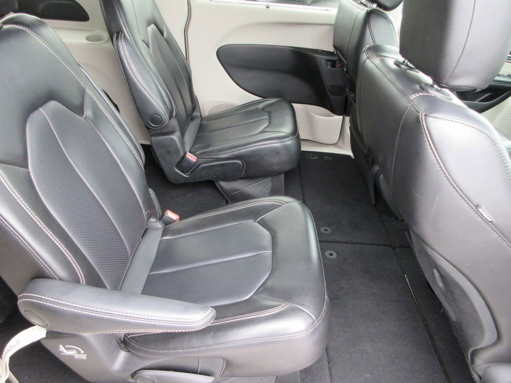 Used 2023 Chrysler Pacifica Touring-L image 17