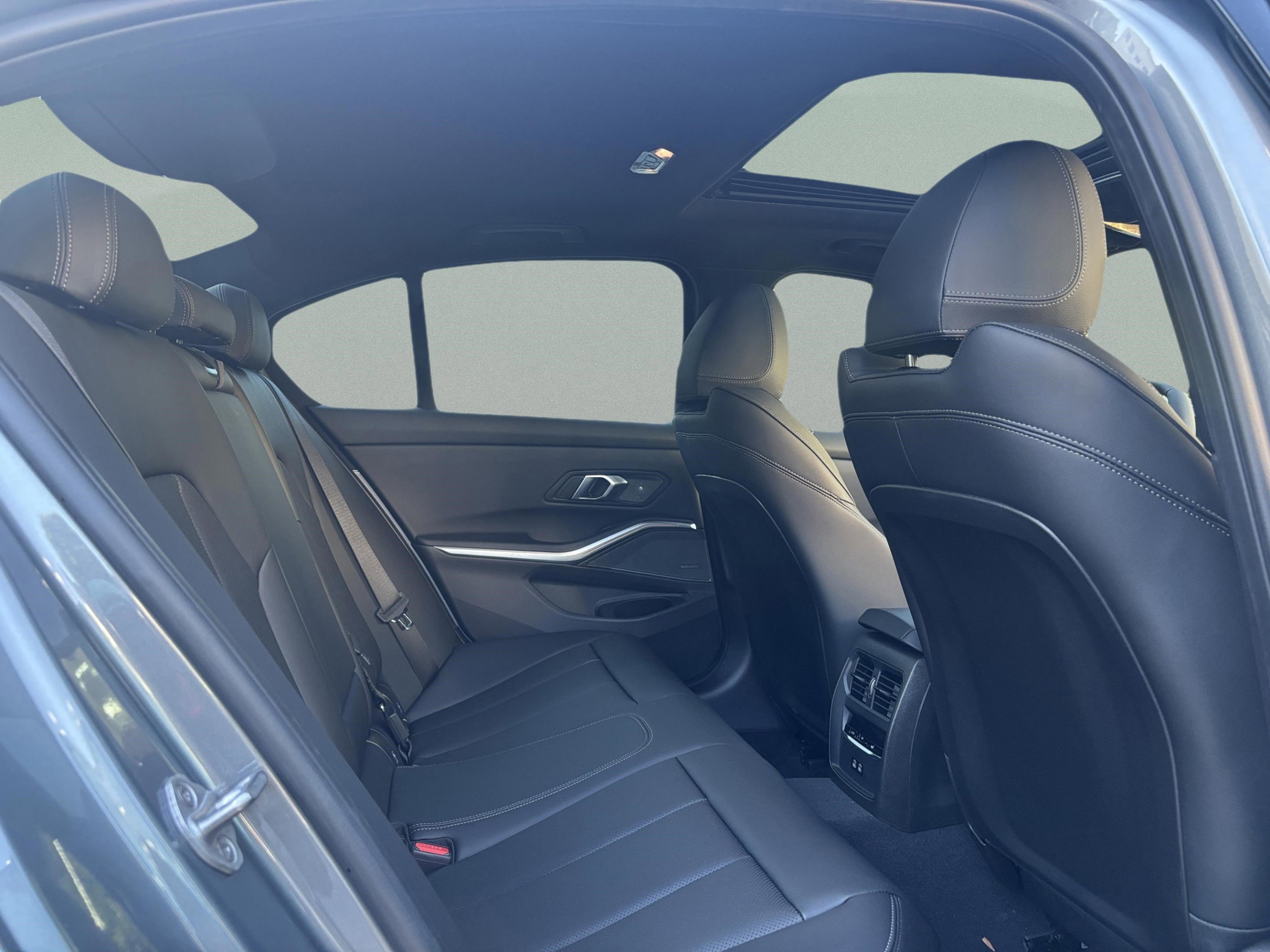 Used 2026 BMW 330i Sedan w/ Premium Package image 31