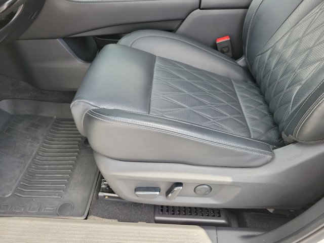 Used 2022 Nissan Rogue Platinum w/ Head-Up Display Package image 14