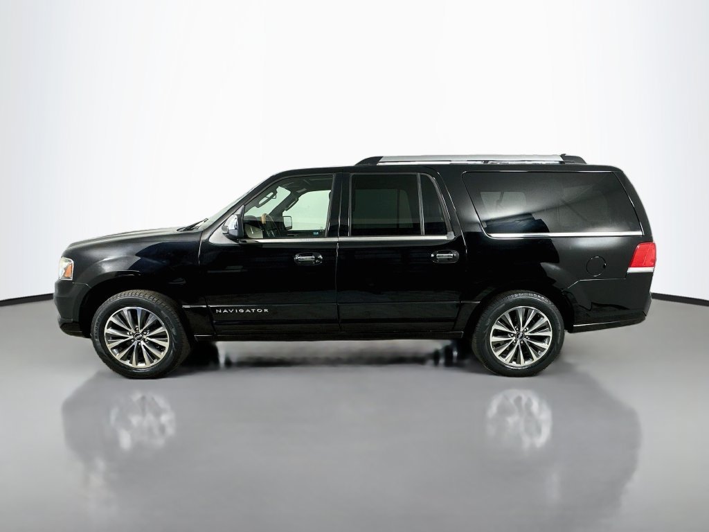 Used 2017 Lincoln Navigator L Select RWD image 4