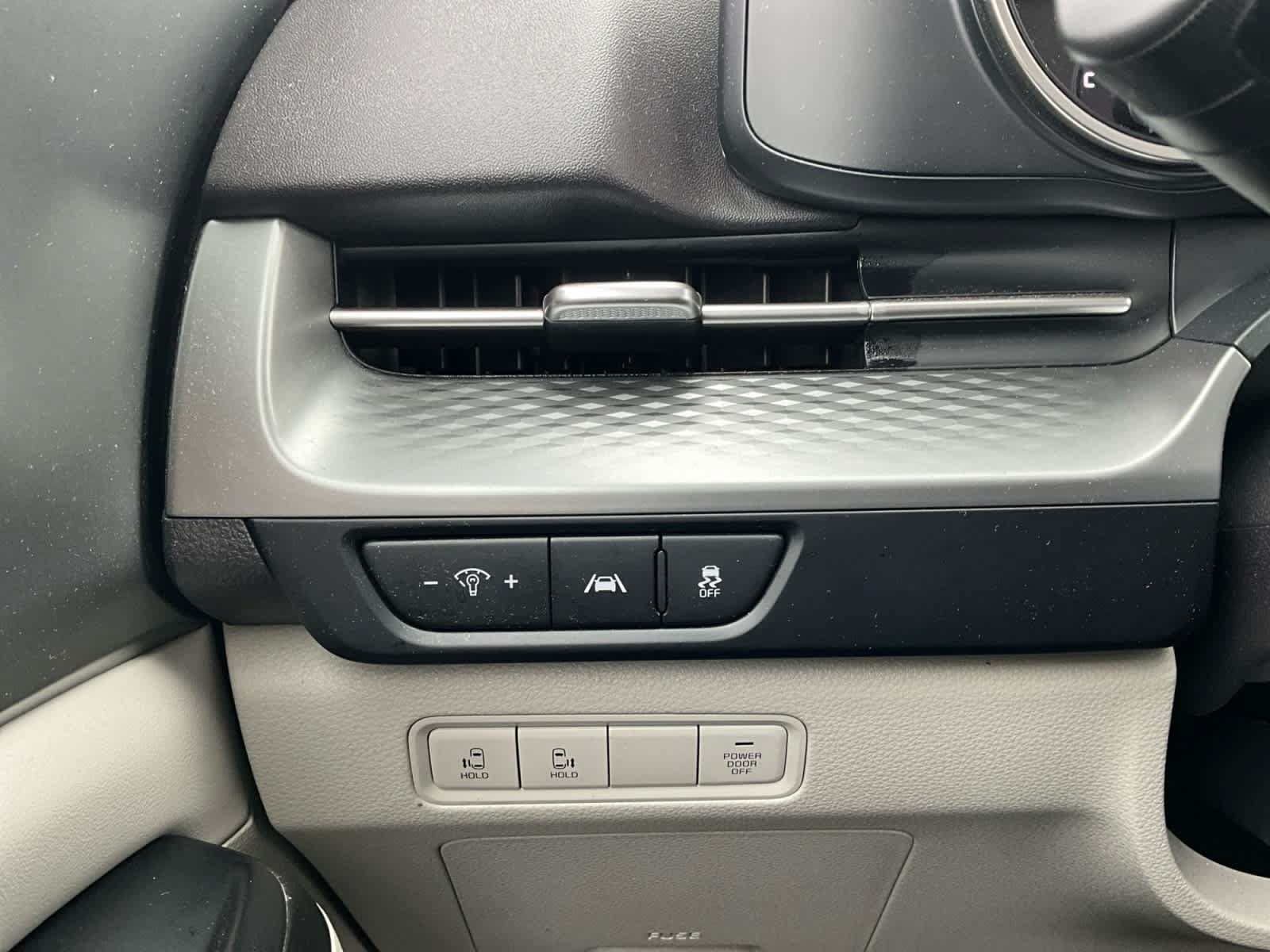 Used 2023 Kia Carnival LX FWD image 17