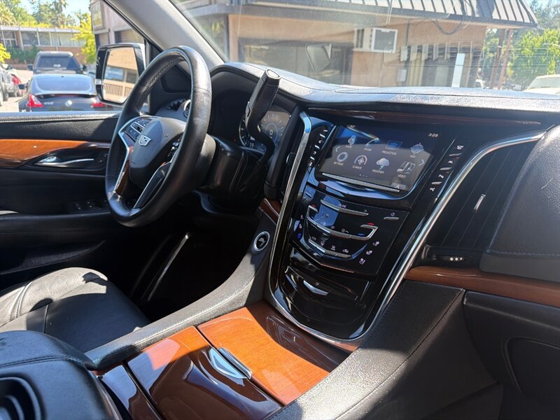 Used 2018 Cadillac Escalade ESV Premium Luxury AWD/4WD image 31