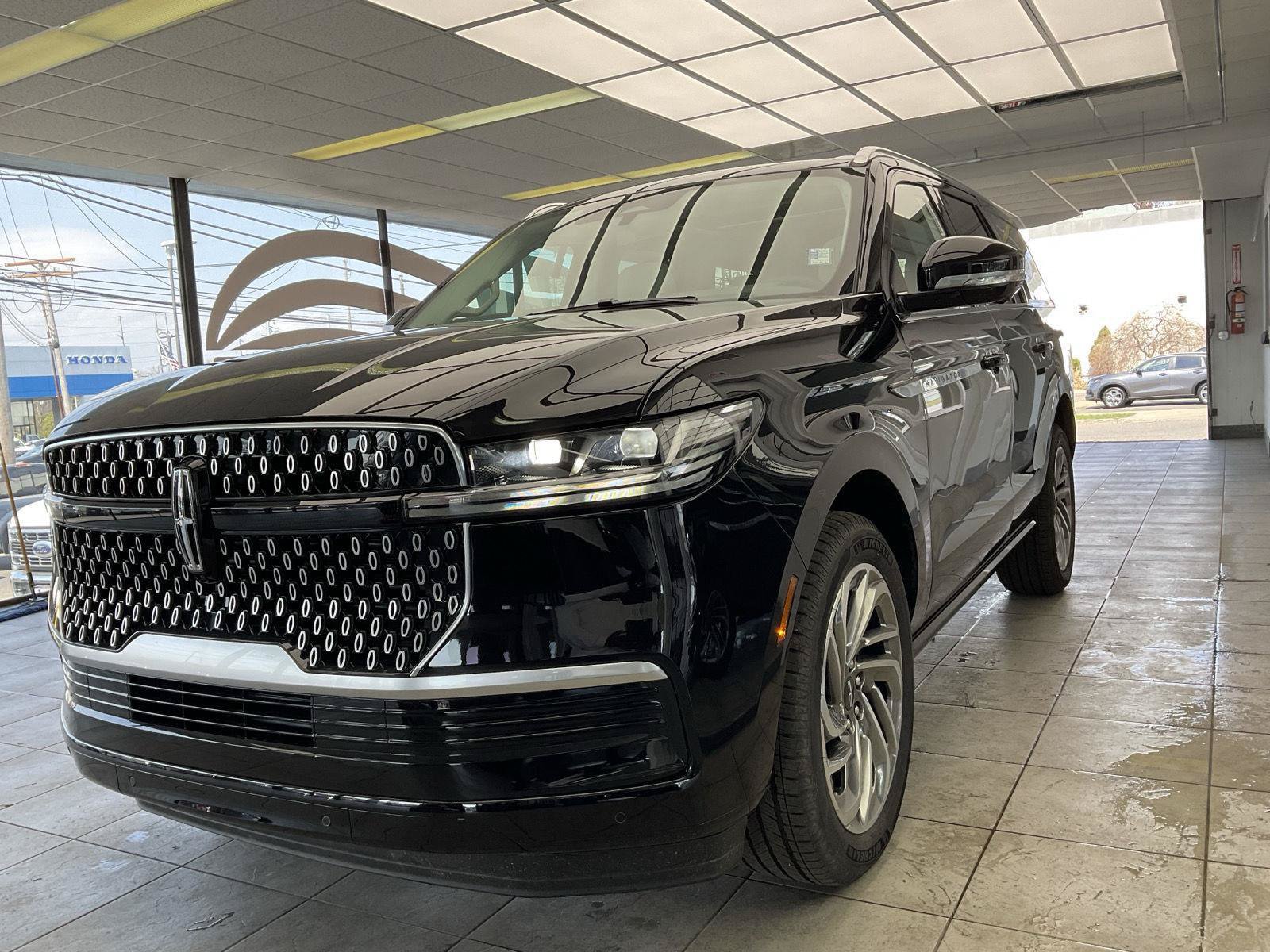 New 2026 Lincoln Navigator Reserve AWD/4WD image 3