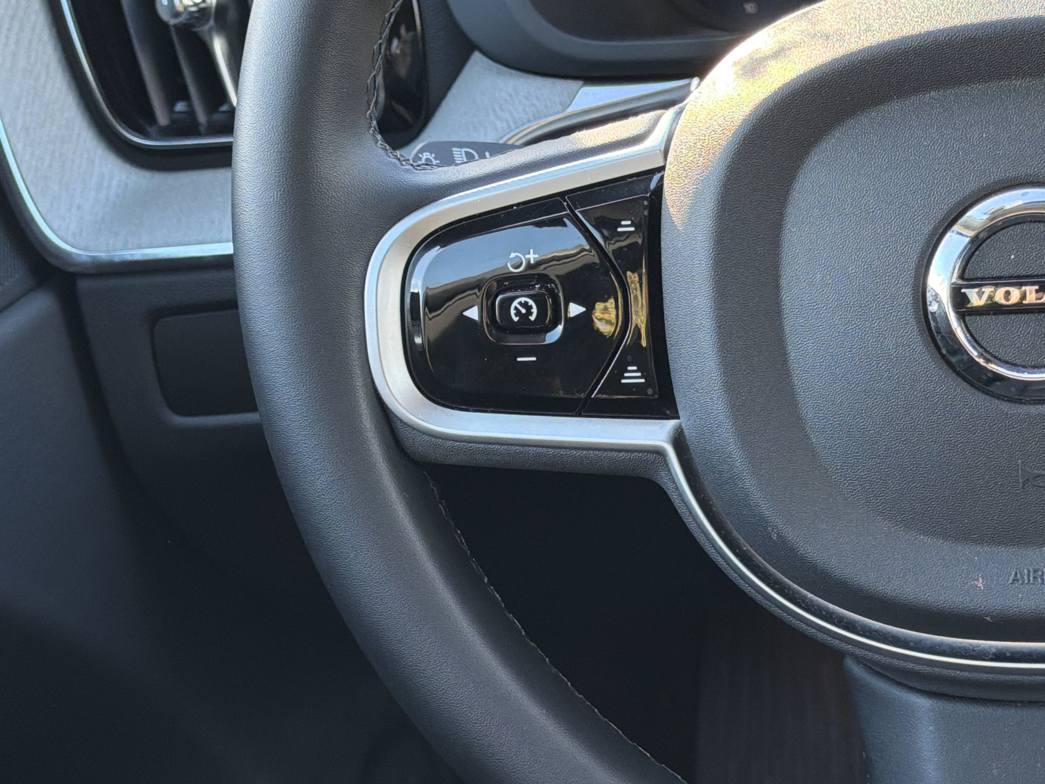 Certified 2025 Volvo XC60 B5 Plus image 19