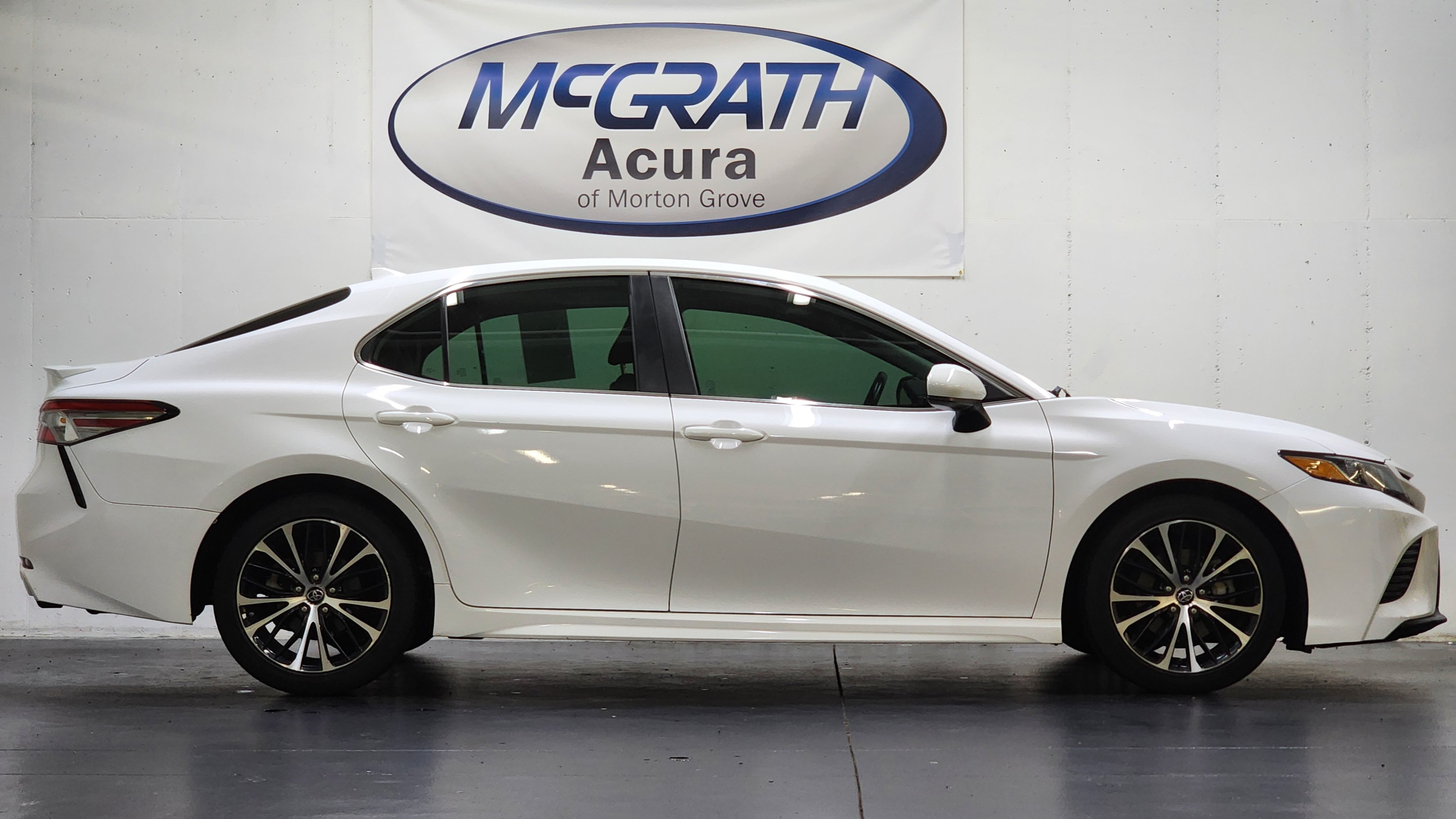 Used 2019 Toyota Camry SE FWD image 3