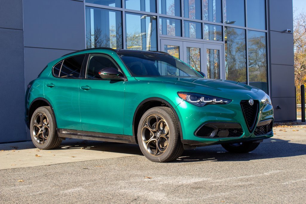 New 2025 Alfa Romeo Stelvio Sprint image 3