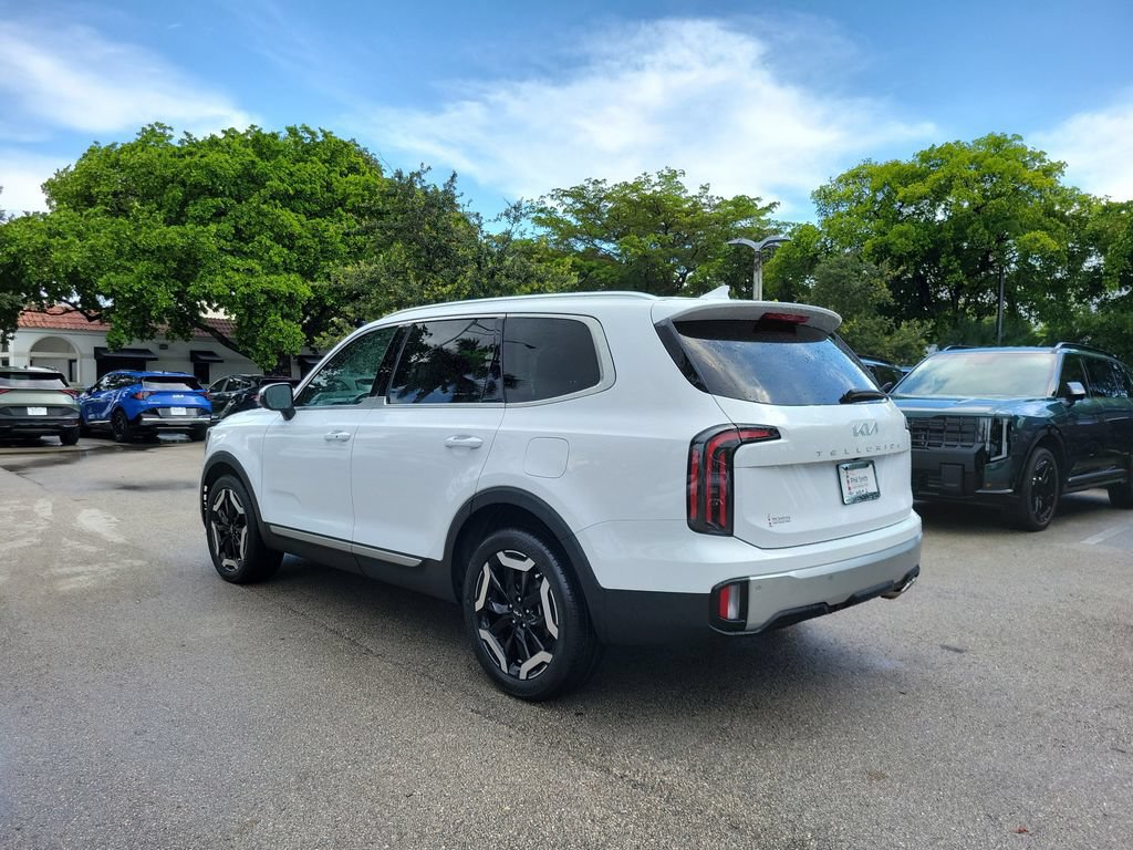 Certified 2024 Kia Telluride EX w/ EX Captain's Chair Package FWD image 9