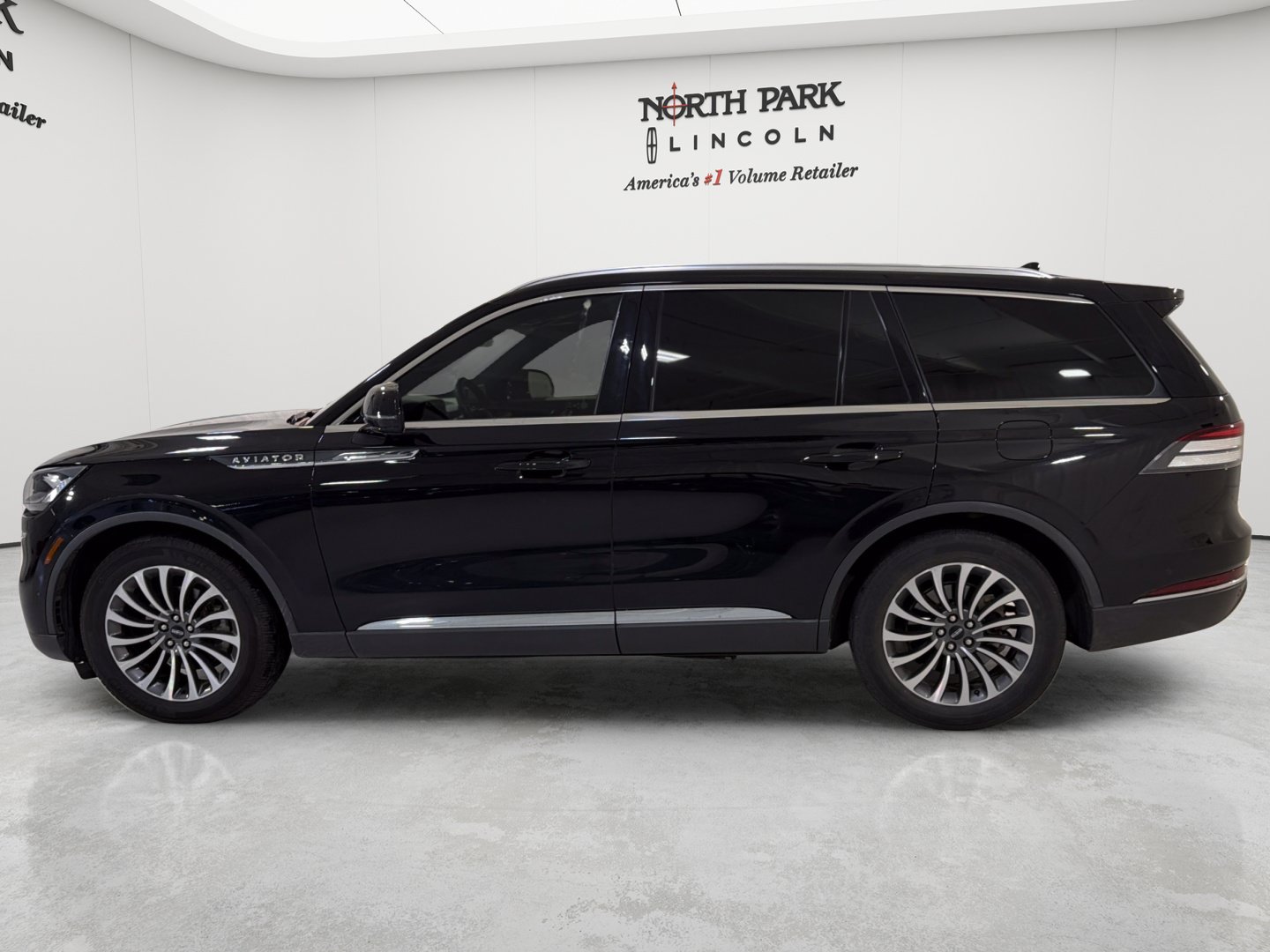 Used 2021 Lincoln Aviator Reserve w/ Equipment Group 201A RWD image 2