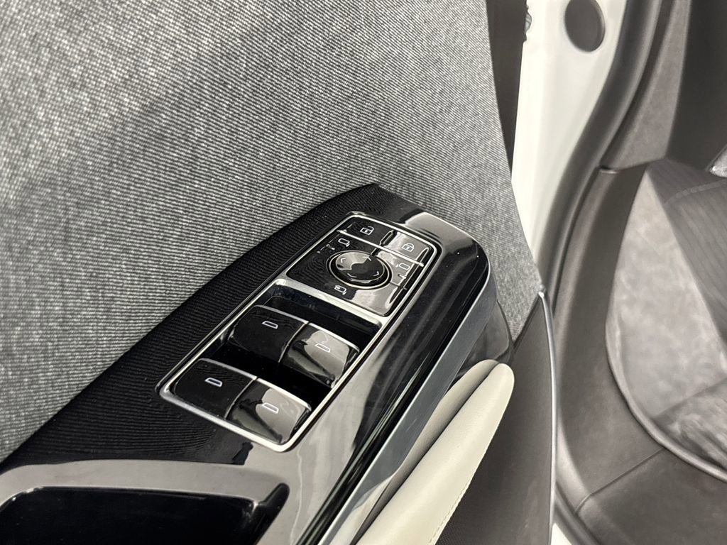 Used 2025 Cadillac Escalade ESV Sport Platinum image 12