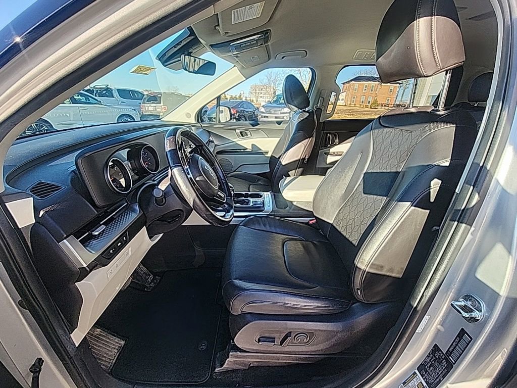 Used 2023 Kia Carnival LX image 12