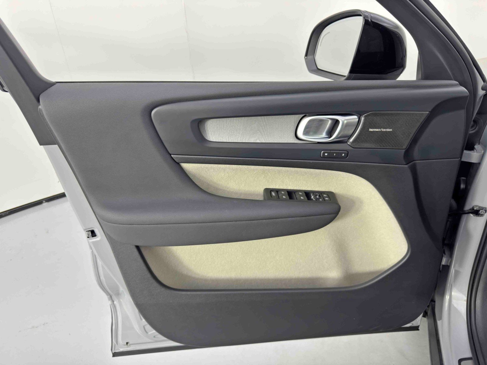 Used 2024 Volvo XC40 B5 Ultimate w/ Protection Package Premier image 45