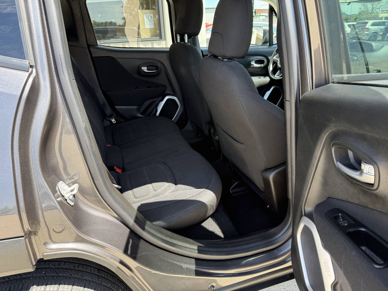 Used 2018 Jeep Renegade Latitude AWD/4WD image 12