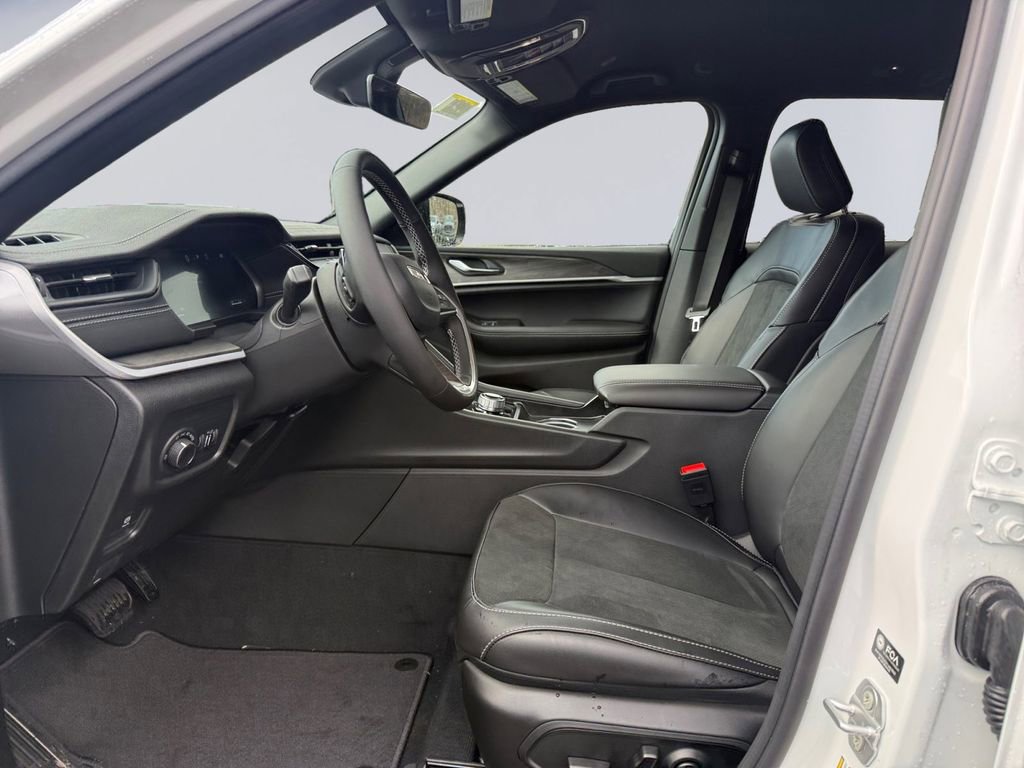 New 2026 Jeep Grand Cherokee Altitude image 10