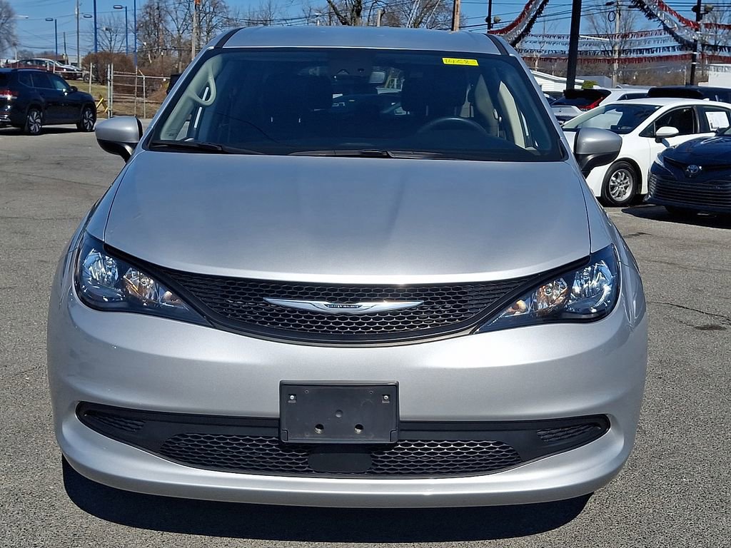 Used 2023 Chrysler Voyager LX FWD image 2