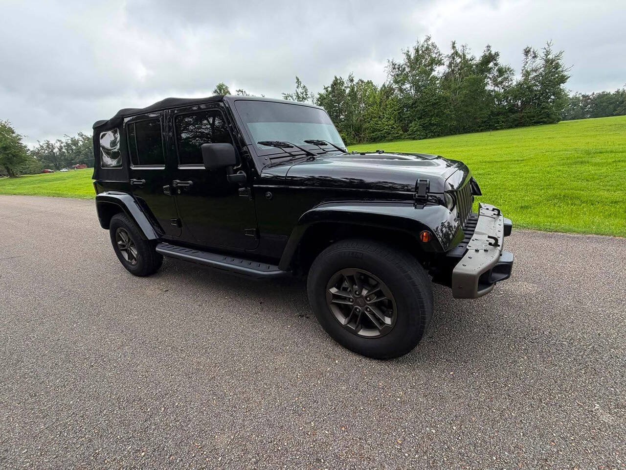 Used 2017 Jeep Wrangler Unlimited Sahara AWD/4WD image 9