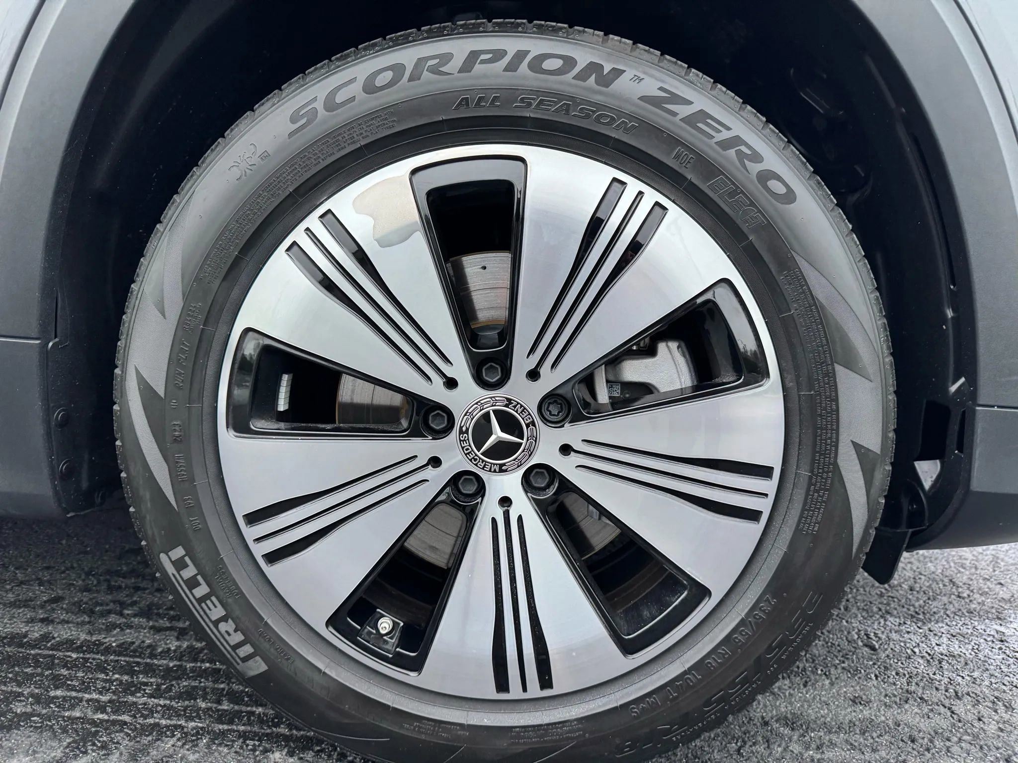 Used 2023 Mercedes-Benz EQB 300 4MATIC w/ Exclusive Package image 21