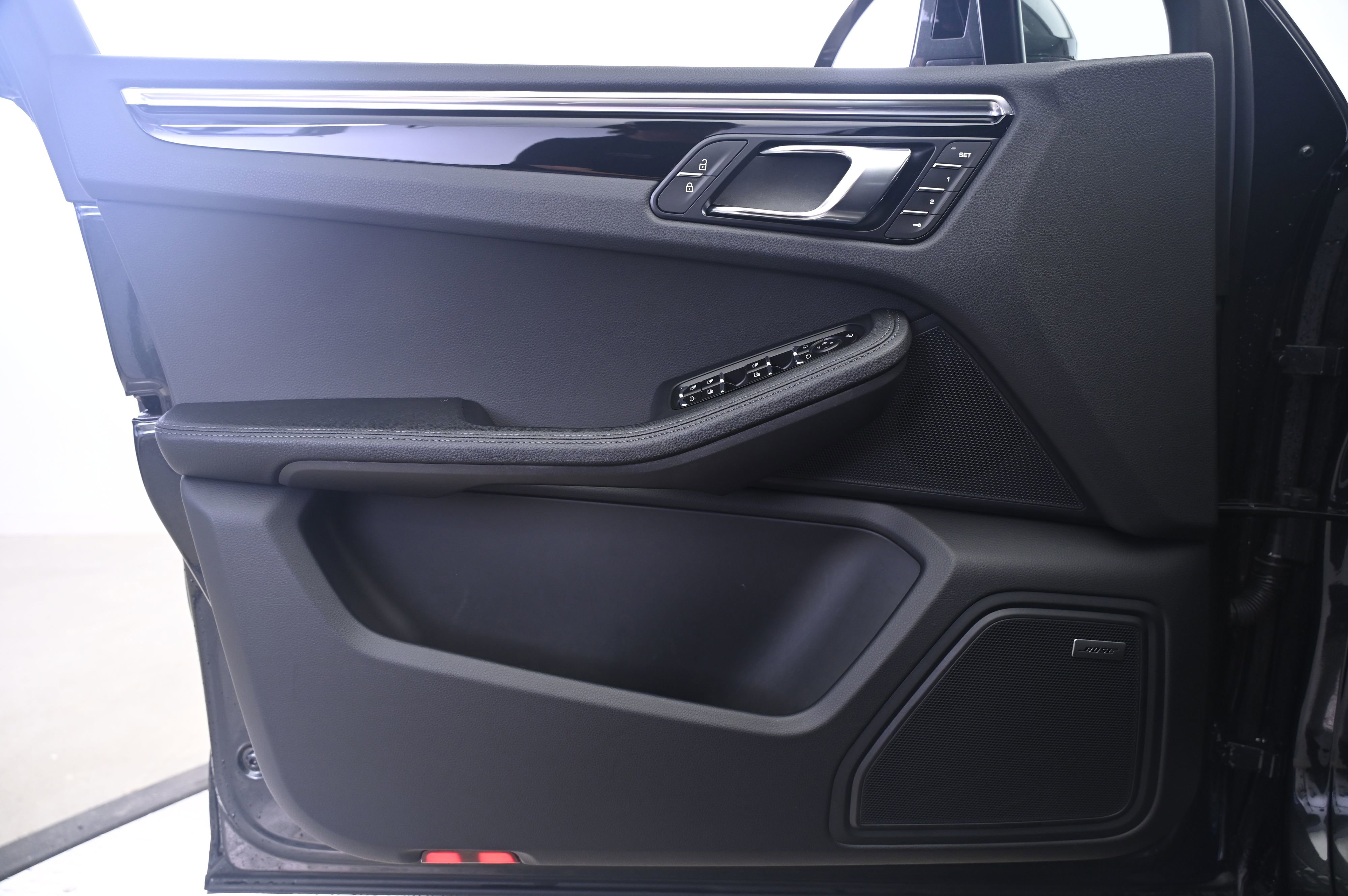 Certified 2025 Porsche Macan AWD/4WD image 26
